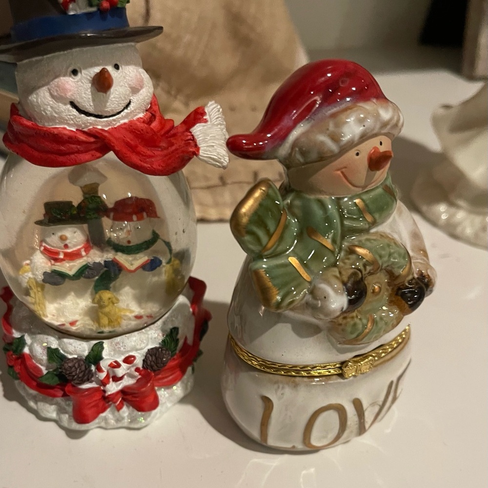 2 SNOWMAN DECORATIONS
 ~ a snowglobe and a trinket box - Picture 6 of 9